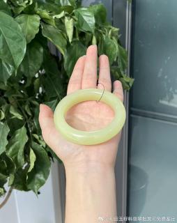 高品质和田玉黄口手镯59口径,若羌黄口,色泽浓郁 有轻微墨点