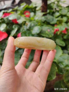 麻烦各位老师给看看,两个和田玉手镯,留哪个合适?