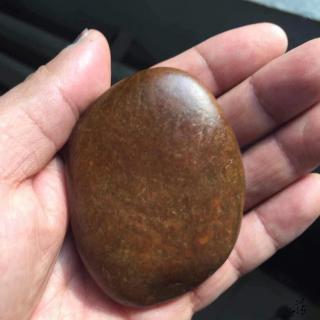 一刀下去切出一个百万富翁,这才是真正的籽料赌石! 和田玉鉴定保养知