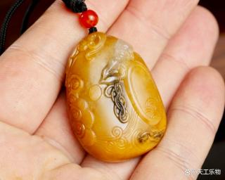 老黑皮与鸡油黄!和田籽料巧雕"钟馗"!
