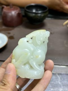 和田玉籽料撒金皮飞天貔貅摆件