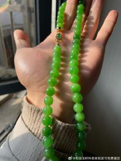 和田玉碧玉 10毫米的苹果绿项链,项链色泽温润如初春嫩芽,透着灵动的