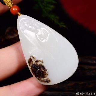 新疆和田玉羊脂玉黑皮籽料观音玉坠💎!它的线条婉转流顺,姿态自在