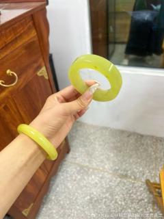 精品和田玉黄口手镯,鸡油黄,颜色纯正,完美品质