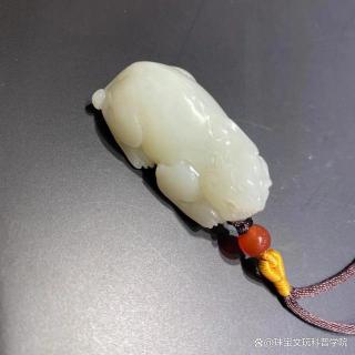 和田玉貔貅和翡翠貔貅哪个好,哪种材质貔貅更招财?