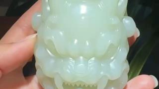 和田玉白玉山料手把件瑞兽,精选老坑料子,玉质细腻温润如凝脂,上手把