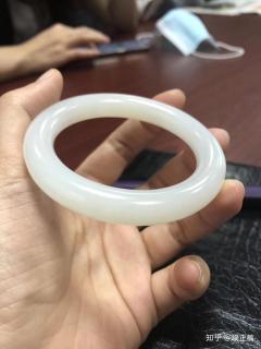 女性朋友喜欢和田玉手镯吗?