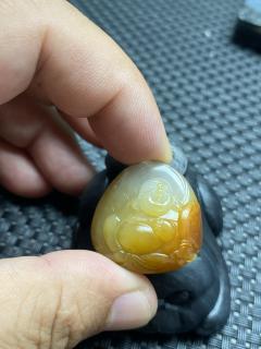和田玉籽料独子雕刻红皮白肉精雕款弥勒佛,料子细腻油润线条流畅精致